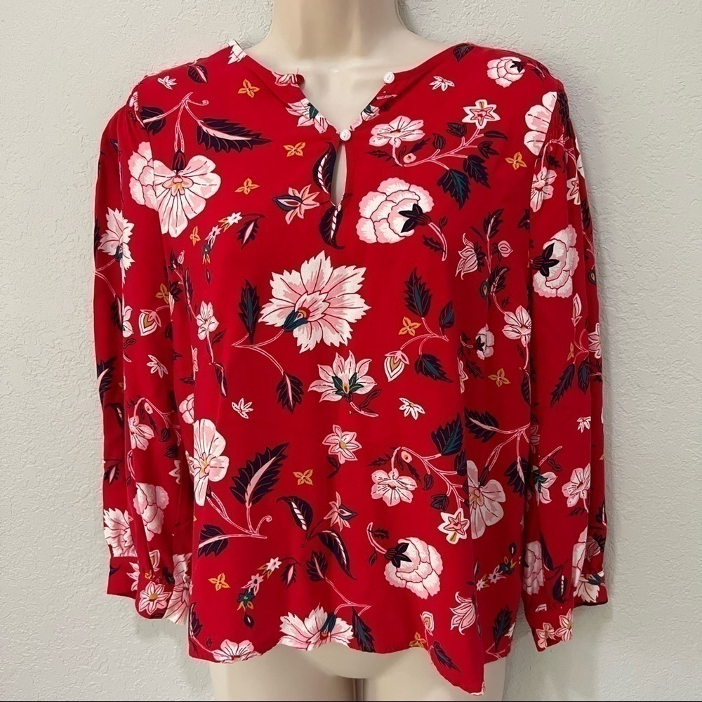 Old navy red floral print blouse, S, V-neck button closures, cuff sleeves, flowy - Picture 3 of 12